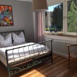 Freundliches Schlafzimmer im Landhausstil