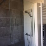 Mit großer Dusche mit viel Platz